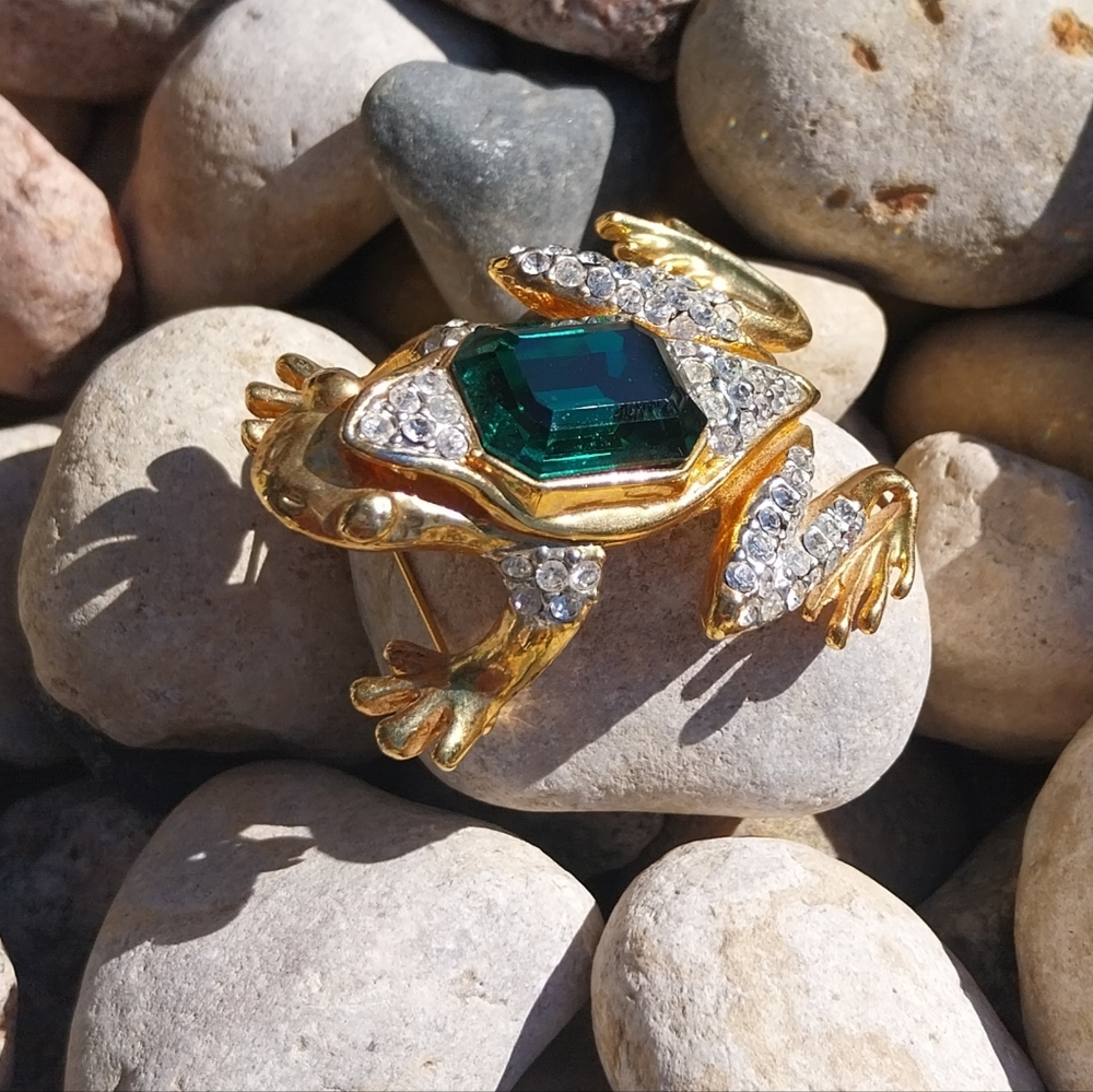 Gold and Green Frog Brooch - Picture 10 of 14
